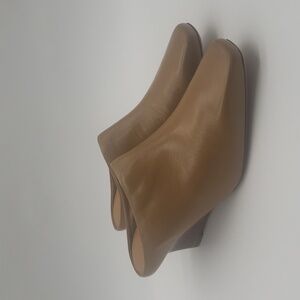 1676- Vince Benita Women's Mules Genuine Leather Size 9 Tan Color NWT
